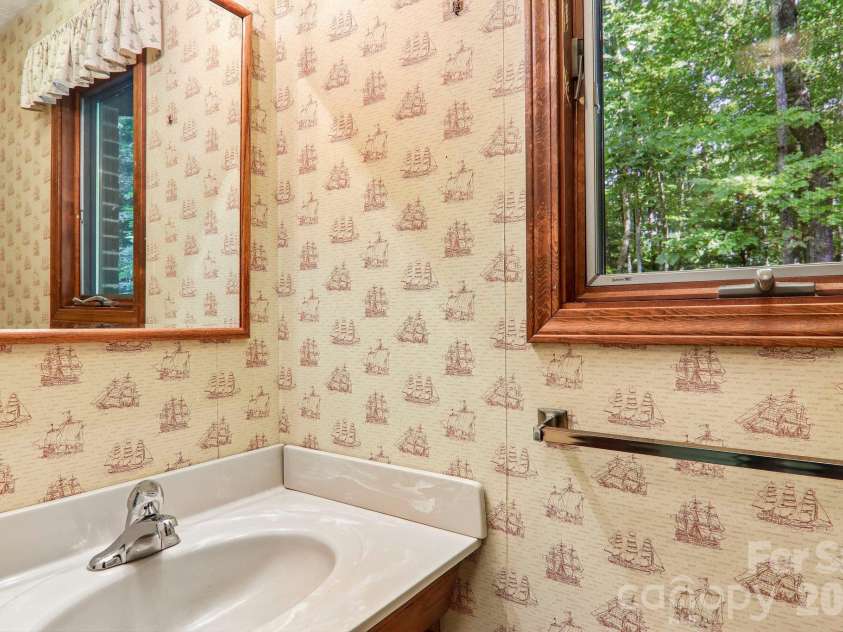 198 Woods End Drive, Hendersonville, NC 28739.  MLS# CAR4432670, YatesRealty ID 55582. 