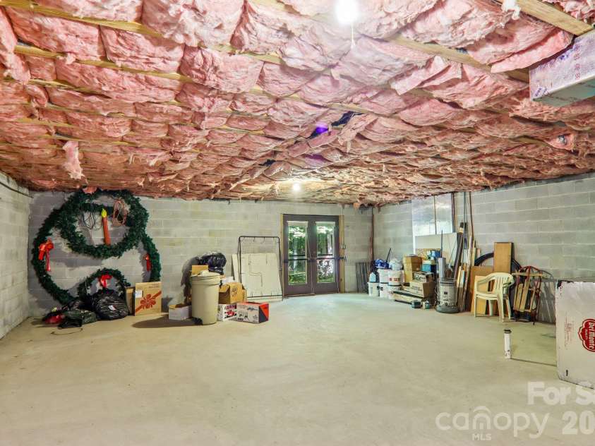 198 Woods End Drive, Hendersonville, NC 28739.  MLS# CAR4432670, YatesRealty ID 55582. 