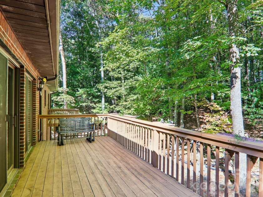 198 Woods End Drive, Hendersonville, NC 28739.  MLS# CAR4432670, YatesRealty ID 55582. 