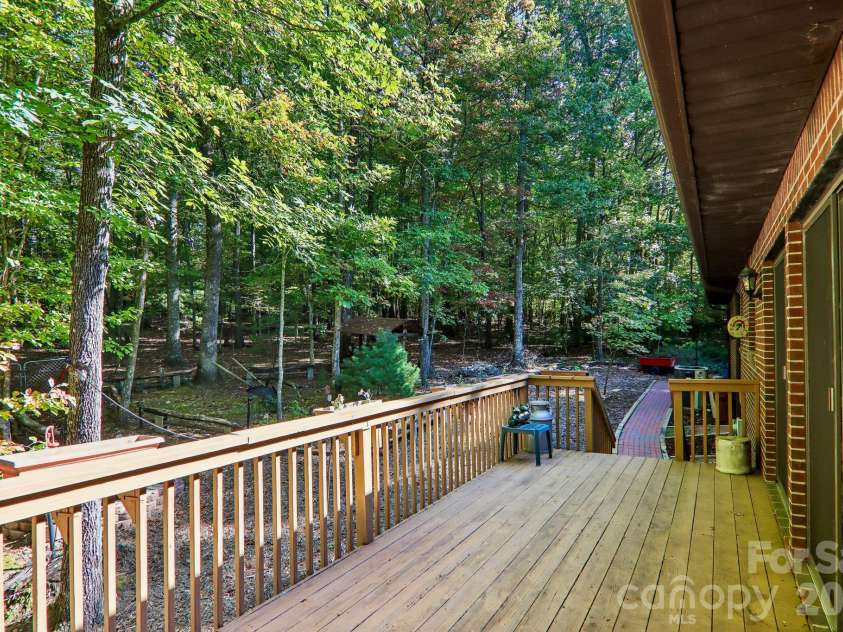 198 Woods End Drive, Hendersonville, NC 28739.  MLS# CAR4432670, YatesRealty ID 55582. 