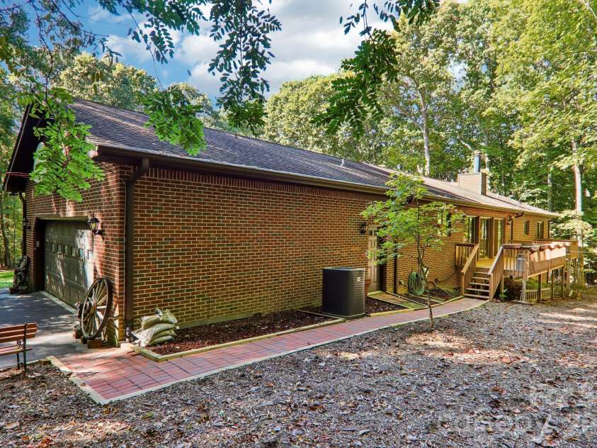 198 Woods End Drive, Hendersonville, NC 28739.  MLS# CAR4432670, YatesRealty ID 55582. 