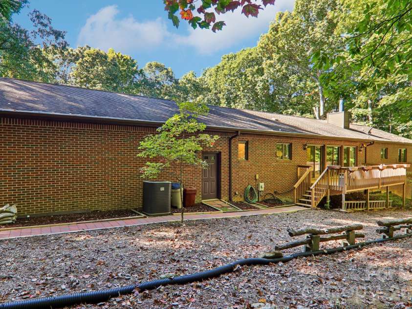 198 Woods End Drive, Hendersonville, NC 28739.  MLS# CAR4432670, YatesRealty ID 55582. 