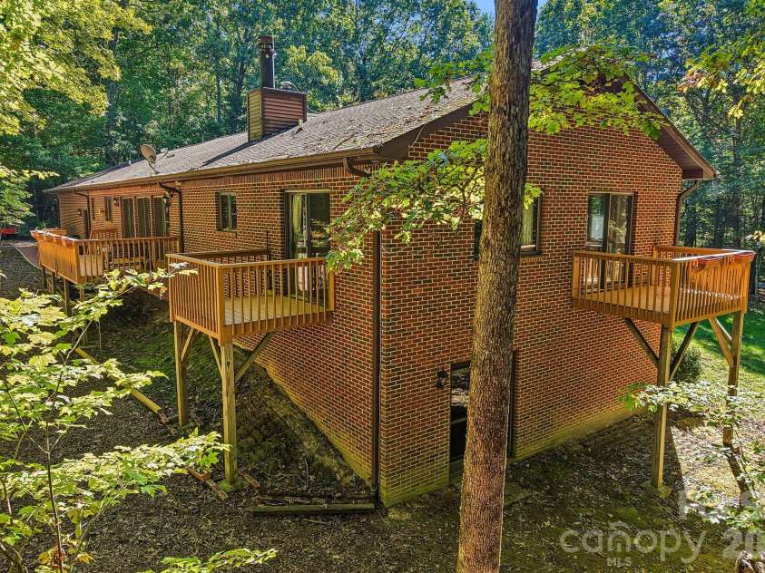 198 Woods End Drive, Hendersonville, NC 28739.  MLS# CAR4432670, YatesRealty ID 55582. 