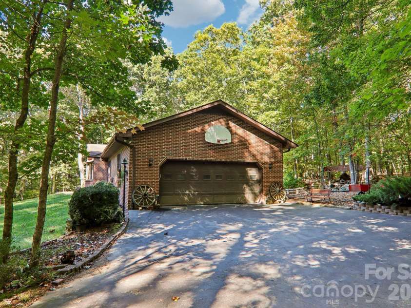 198 Woods End Drive, Hendersonville, NC 28739.  MLS# CAR4432670, YatesRealty ID 55582. 
