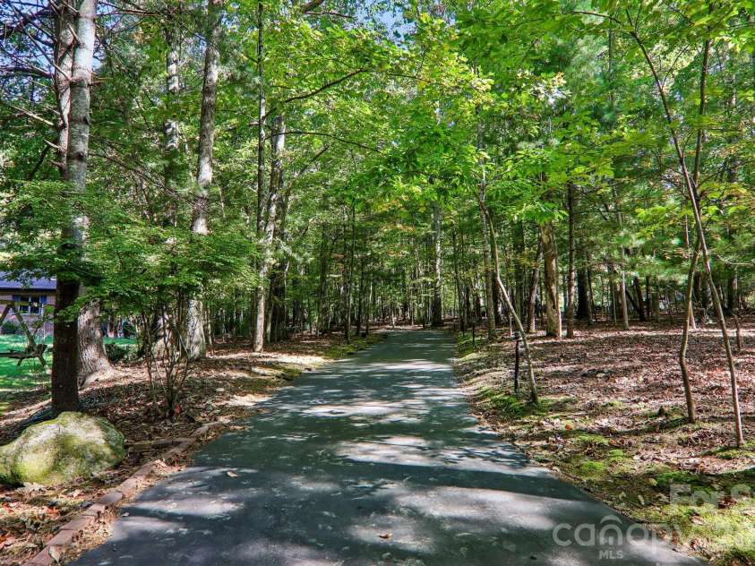 198 Woods End Drive, Hendersonville, NC 28739.  MLS# CAR4432670, YatesRealty ID 55582. 