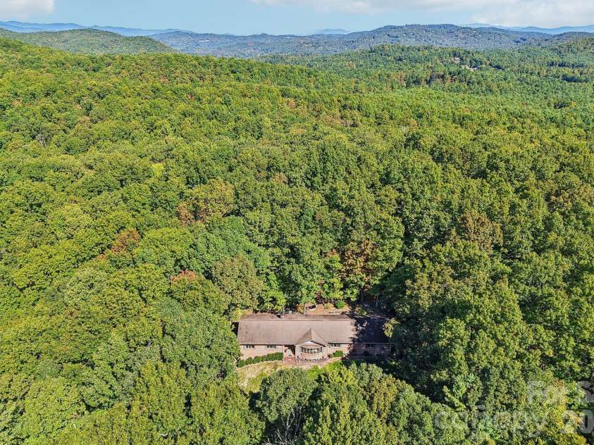 198 Woods End Drive, Hendersonville, NC 28739.  MLS# CAR4432670, YatesRealty ID 55582. 