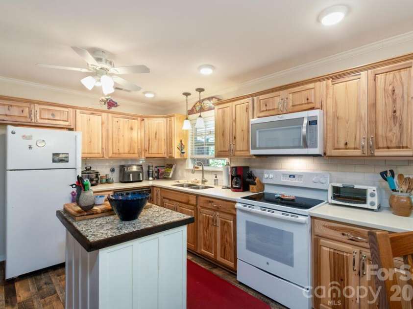 115 Rolling Hills Drive, Franklin, NC 28734.  MLS# CAR4432979, YatesRealty ID 55588. 
