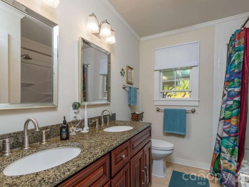 115 Rolling Hills Drive, Franklin, NC 28734.  MLS# CAR4432979, YatesRealty ID 55588. 