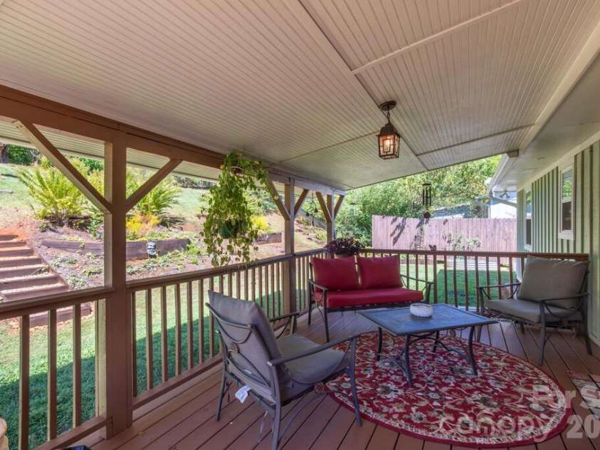 115 Rolling Hills Drive, Franklin, NC 28734.  MLS# CAR4432979, YatesRealty ID 55588. 