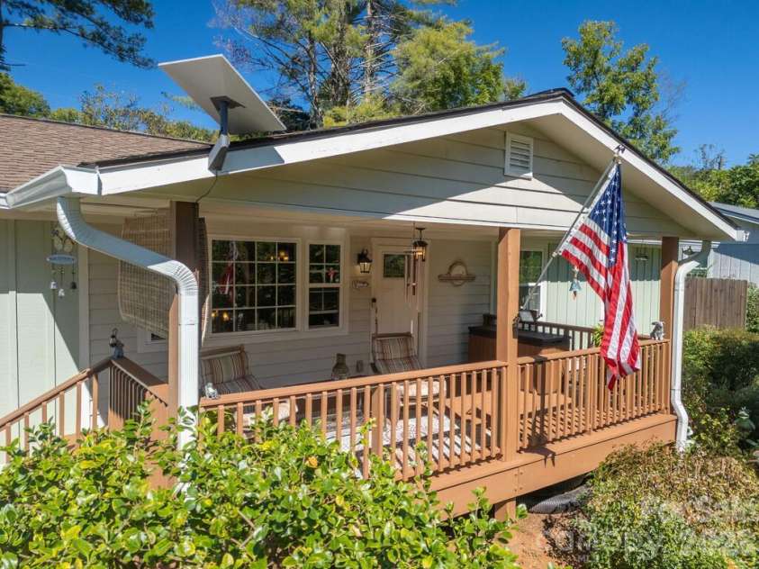 115 Rolling Hills Drive, Franklin, NC 28734.  MLS# CAR4432979, YatesRealty ID 55588. 