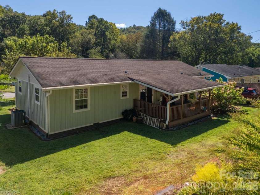 115 Rolling Hills Drive, Franklin, NC 28734.  MLS# CAR4432979, YatesRealty ID 55588. 