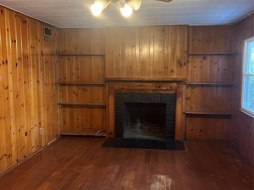 243 Governors View, Asheville, NC 28805.  MLS# CAR4317997, YatesRealty ID 556. Living Room