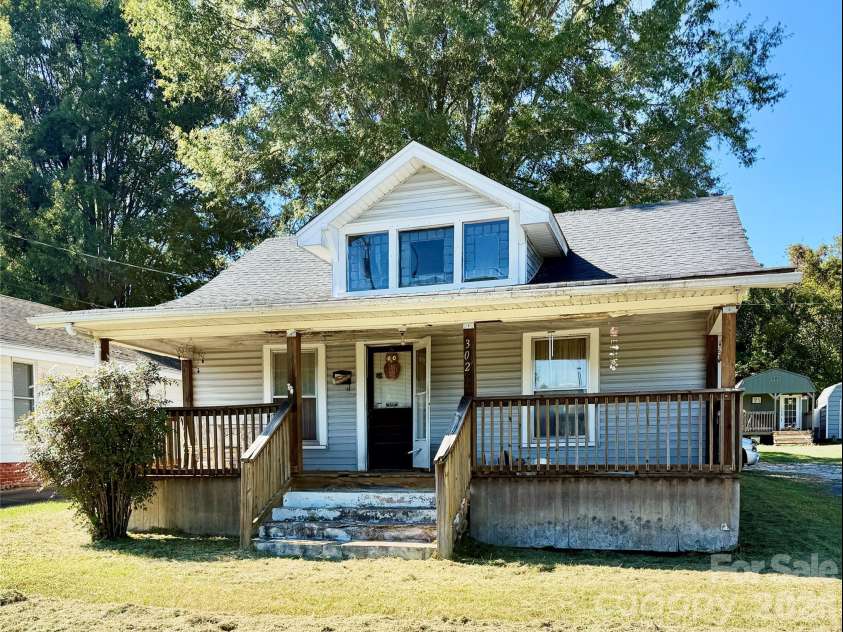 302 33rd Street, Hickory, NC 28602.  MLS# CAR4432601, YatesRealty ID 55609. 