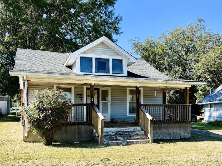 302 33rd Street, Hickory, NC 28602.  MLS# CAR4432601, YatesRealty ID 55609. 