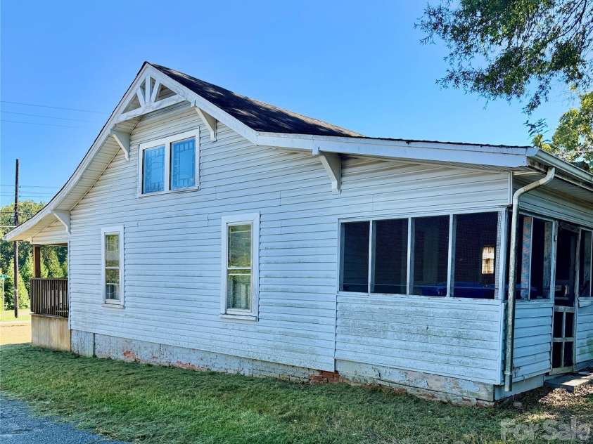 302 33rd Street, Hickory, NC 28602.  MLS# CAR4432601, YatesRealty ID 55609. 