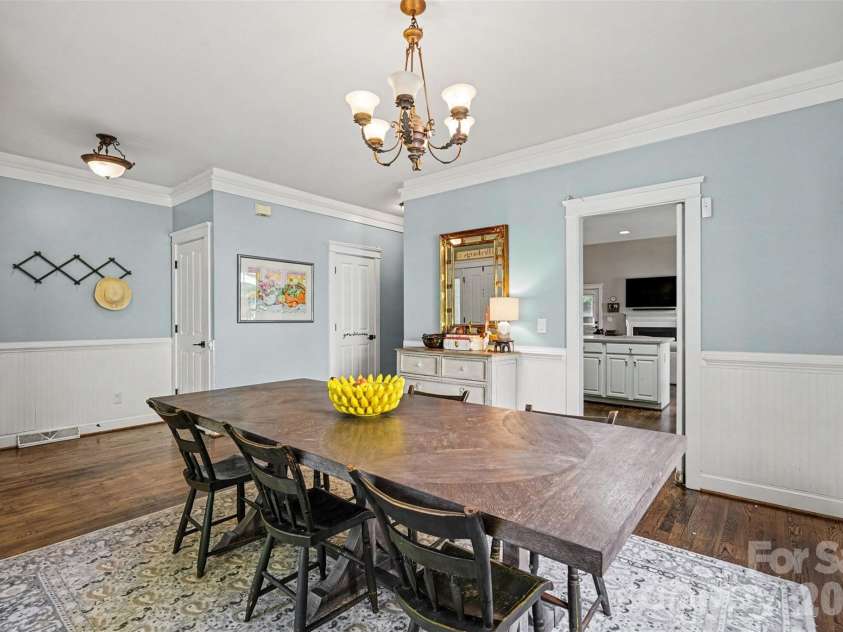 5809 Mantario Drive, Charlotte, NC 28269.  MLS# CAR4430751, YatesRealty ID 55610. 