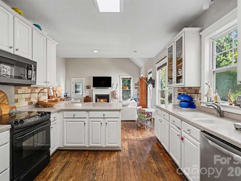 5809 Mantario Drive, Charlotte, NC 28269.  MLS# CAR4430751, YatesRealty ID 55610. 