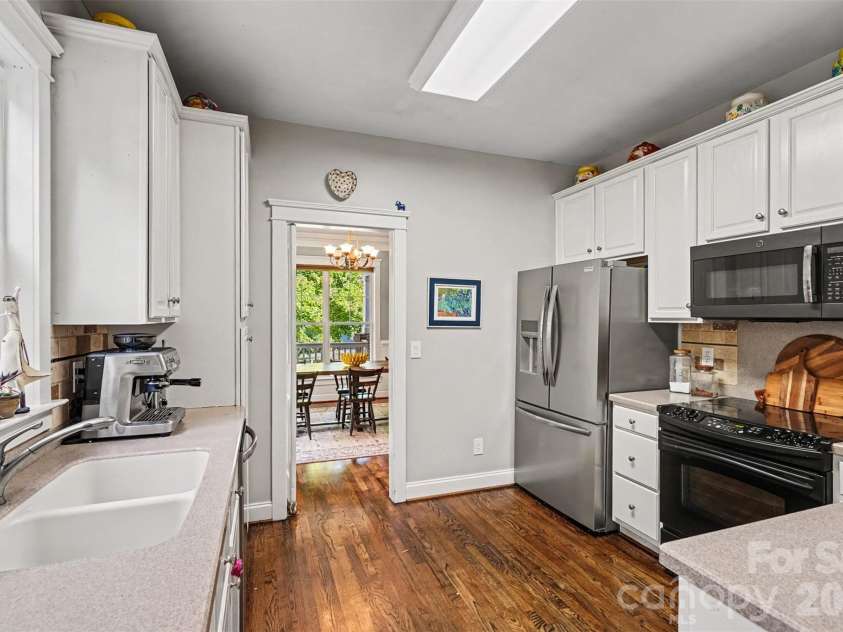 5809 Mantario Drive, Charlotte, NC 28269.  MLS# CAR4430751, YatesRealty ID 55610. 