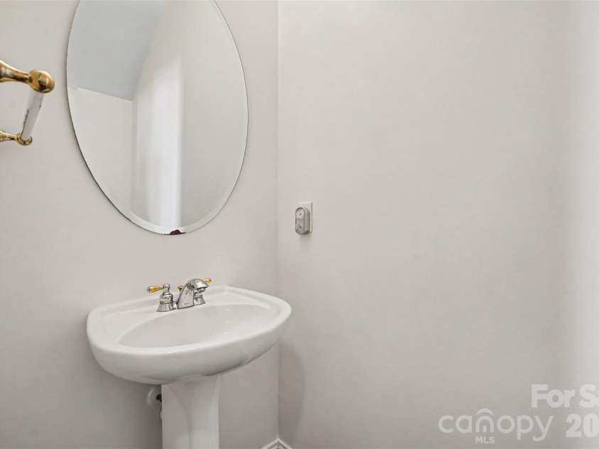 5809 Mantario Drive, Charlotte, NC 28269.  MLS# CAR4430751, YatesRealty ID 55610. 
