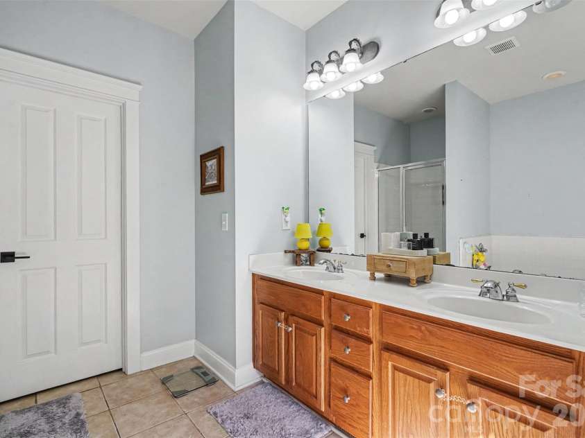 5809 Mantario Drive, Charlotte, NC 28269.  MLS# CAR4430751, YatesRealty ID 55610. 