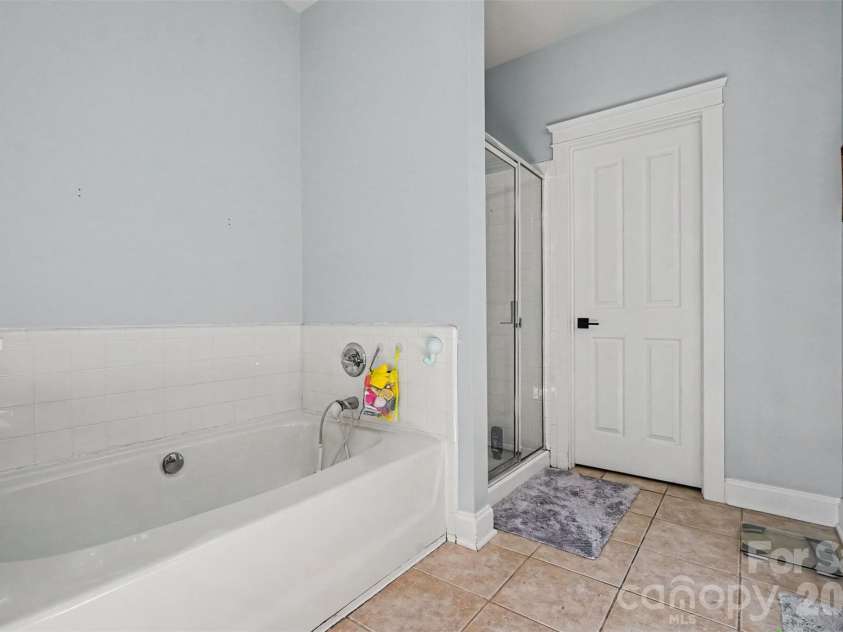 5809 Mantario Drive, Charlotte, NC 28269.  MLS# CAR4430751, YatesRealty ID 55610. 