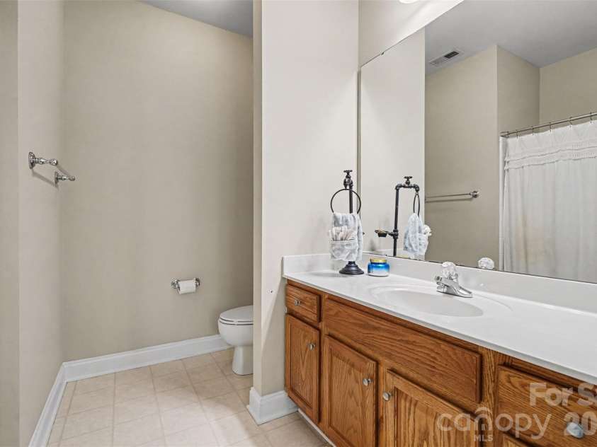 5809 Mantario Drive, Charlotte, NC 28269.  MLS# CAR4430751, YatesRealty ID 55610. 