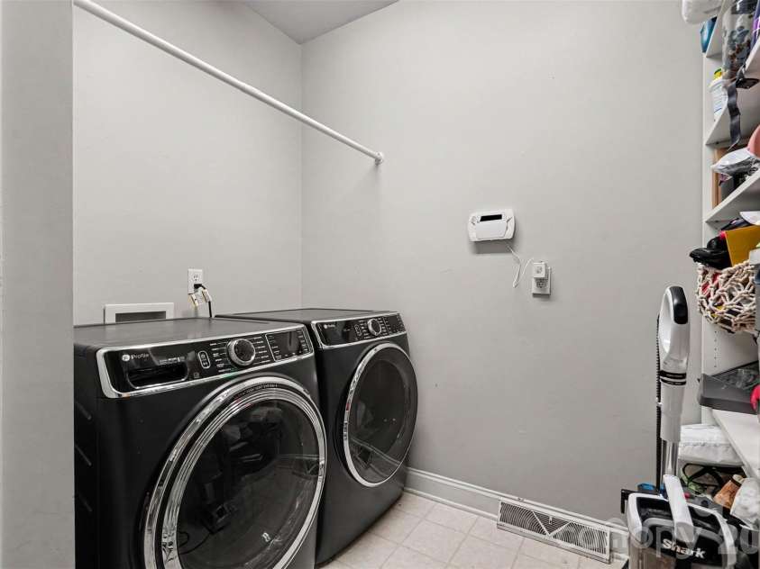 5809 Mantario Drive, Charlotte, NC 28269.  MLS# CAR4430751, YatesRealty ID 55610. 