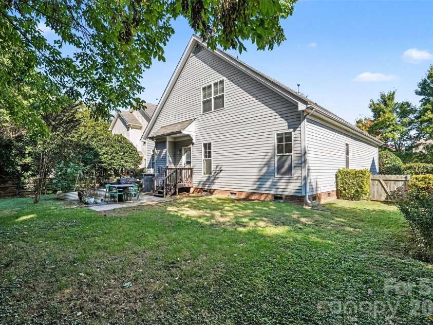 5809 Mantario Drive, Charlotte, NC 28269.  MLS# CAR4430751, YatesRealty ID 55610. 