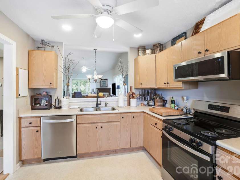 1406 Deermouse Way, Hendersonville, NC 28792.  MLS# CAR4430205, YatesRealty ID 55611. 
