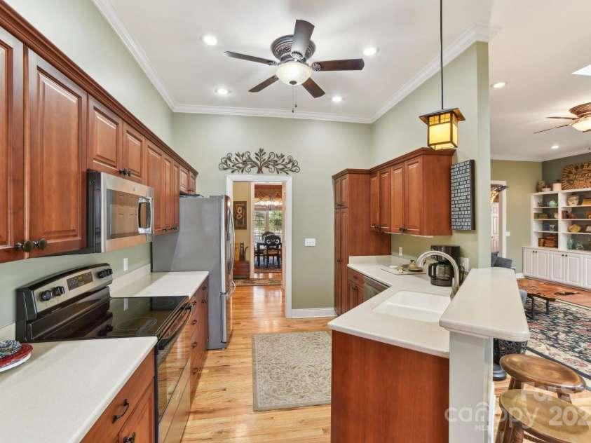 41 Golden Pond Way, Hendersonville, NC 28791.  MLS# CAR4237615, YatesRealty ID 5562. All-new kitchen appliances for your cooking needs!
