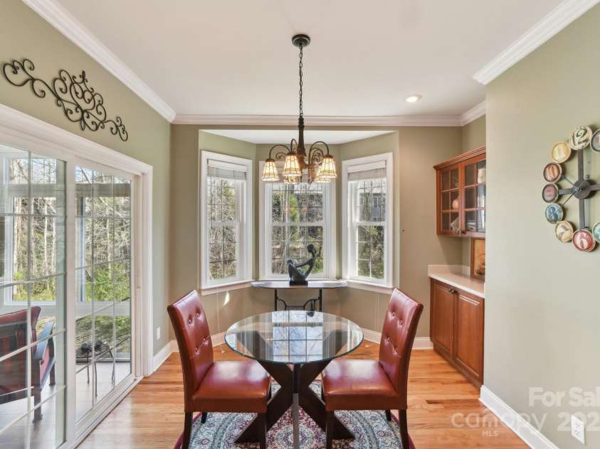 41 Golden Pond Way, Hendersonville, NC 28791.  MLS# CAR4237615, YatesRealty ID 5562. Lovely breakfast area