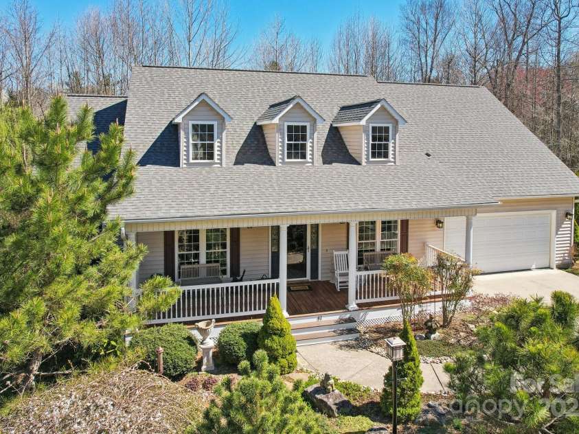 41 Golden Pond Way, Hendersonville, NC 28791.  MLS# CAR4237615, YatesRealty ID 5562. The perfect blend of comfort and elegance