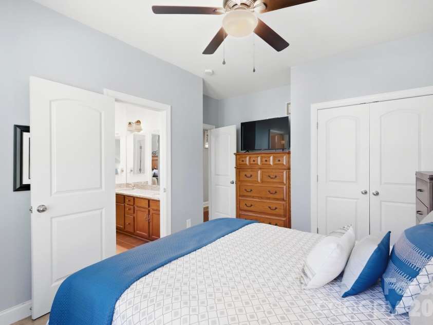 10110 Loch Lomond Drive, Charlotte, NC 28278.  MLS# CAR4428939, YatesRealty ID 55620. 
