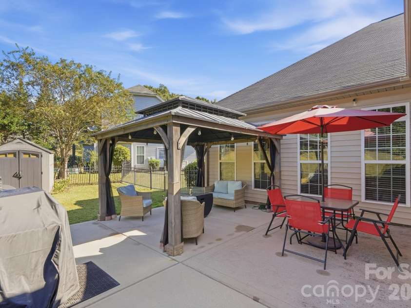10110 Loch Lomond Drive, Charlotte, NC 28278.  MLS# CAR4428939, YatesRealty ID 55620. 