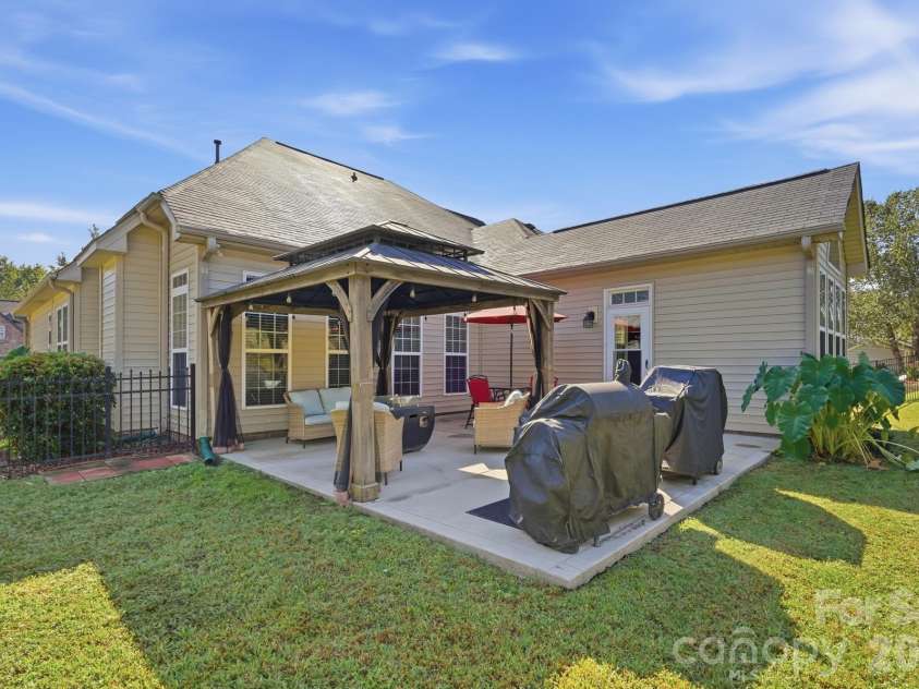 10110 Loch Lomond Drive, Charlotte, NC 28278.  MLS# CAR4428939, YatesRealty ID 55620. 