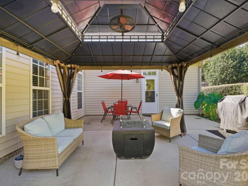 10110 Loch Lomond Drive, Charlotte, NC 28278.  MLS# CAR4428939, YatesRealty ID 55620. 