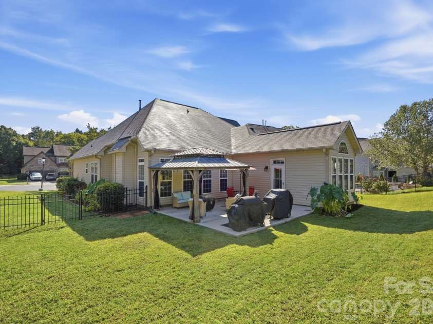 10110 Loch Lomond Drive, Charlotte, NC 28278.  MLS# CAR4428939, YatesRealty ID 55620. 