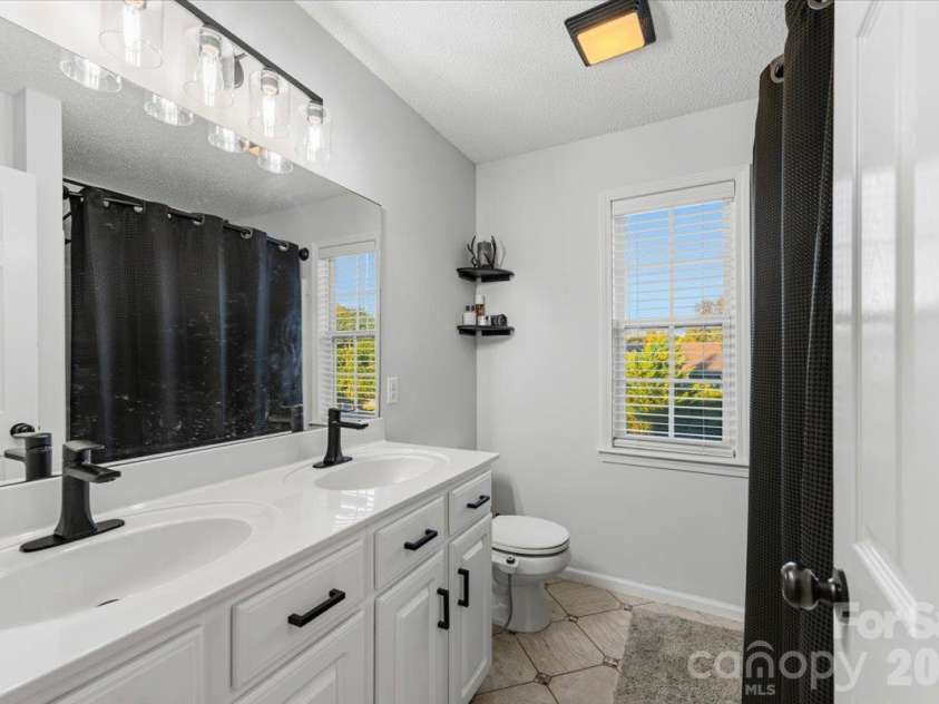 106 River Glen Drive, Morganton, NC 28655.  MLS# CAR4432425, YatesRealty ID 55622. Primary Suite