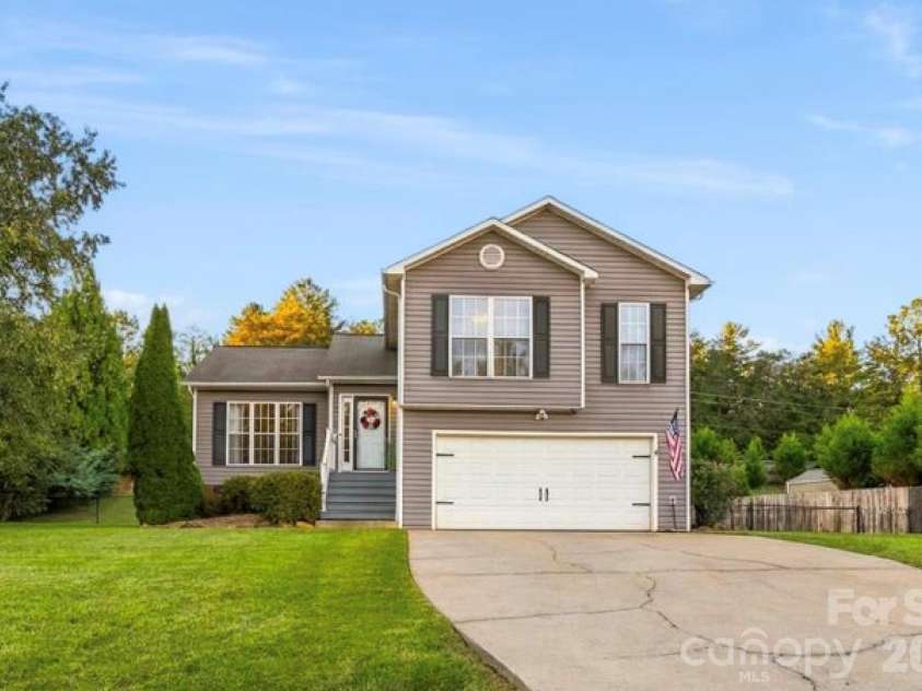 106 River Glen Drive, Morganton, NC 28655.  MLS# CAR4432425, YatesRealty ID 55622. Welcome to 106 S River Glen Dr!
