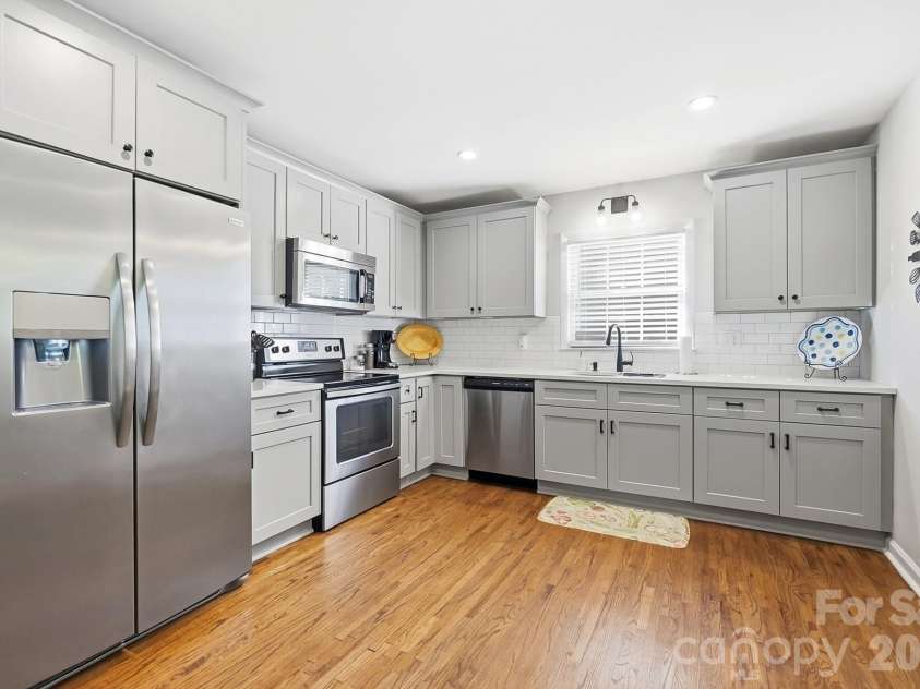 1721 Dallas Avenue, Charlotte, NC 28205.  MLS# CAR4431897, YatesRealty ID 55626. Chef's Kitchen