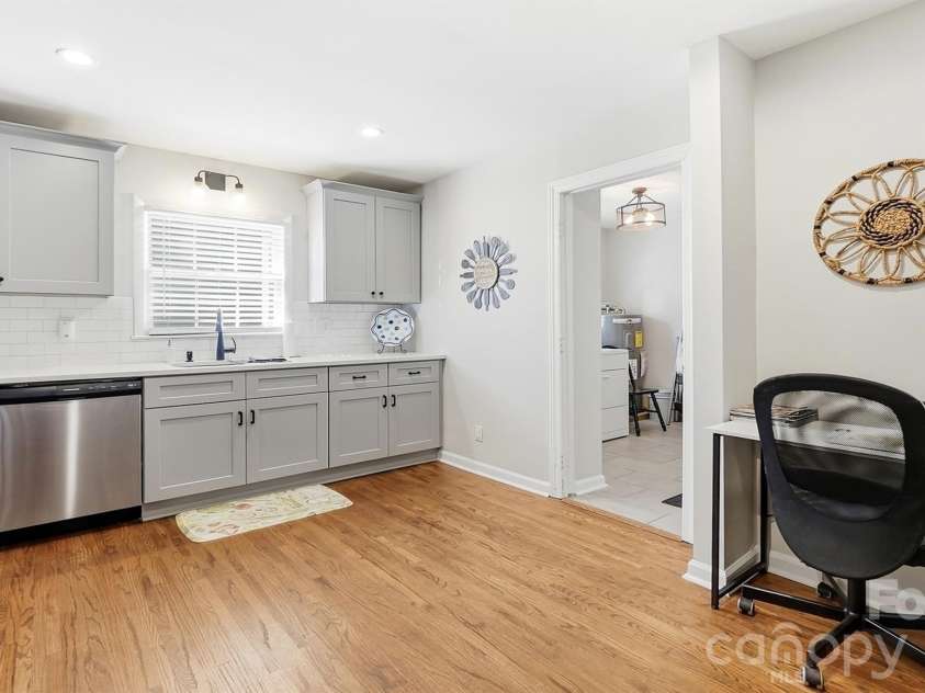 1721 Dallas Avenue, Charlotte, NC 28205.  MLS# CAR4431897, YatesRealty ID 55626. Chef's Kitchen