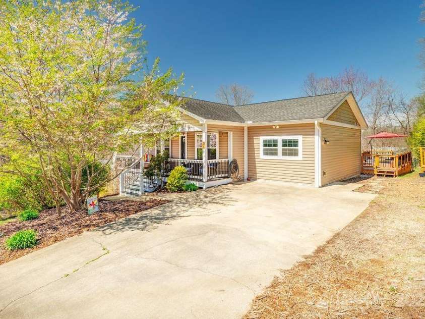 29 Herringbone Drive, Asheville, NC 28806.  MLS# CAR4238348, YatesRealty ID 5563. 