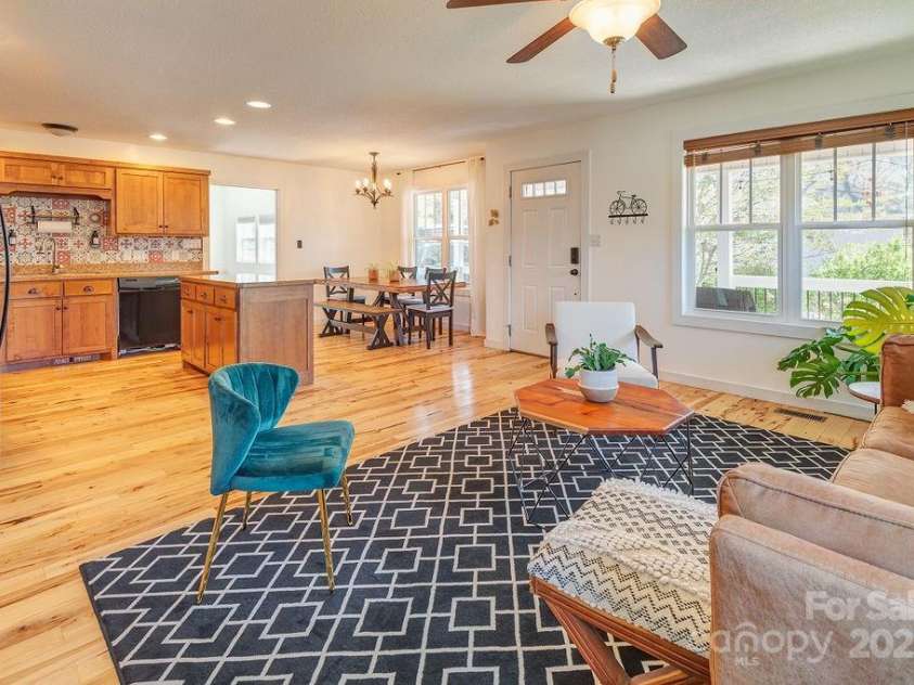 29 Herringbone Drive, Asheville, NC 28806.  MLS# CAR4238348, YatesRealty ID 5563. 