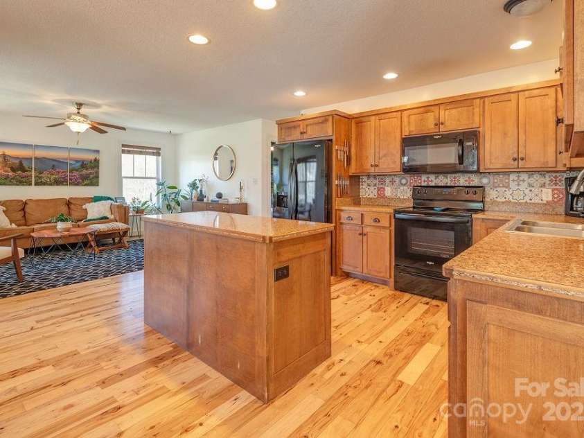 29 Herringbone Drive, Asheville, NC 28806.  MLS# CAR4238348, YatesRealty ID 5563. 