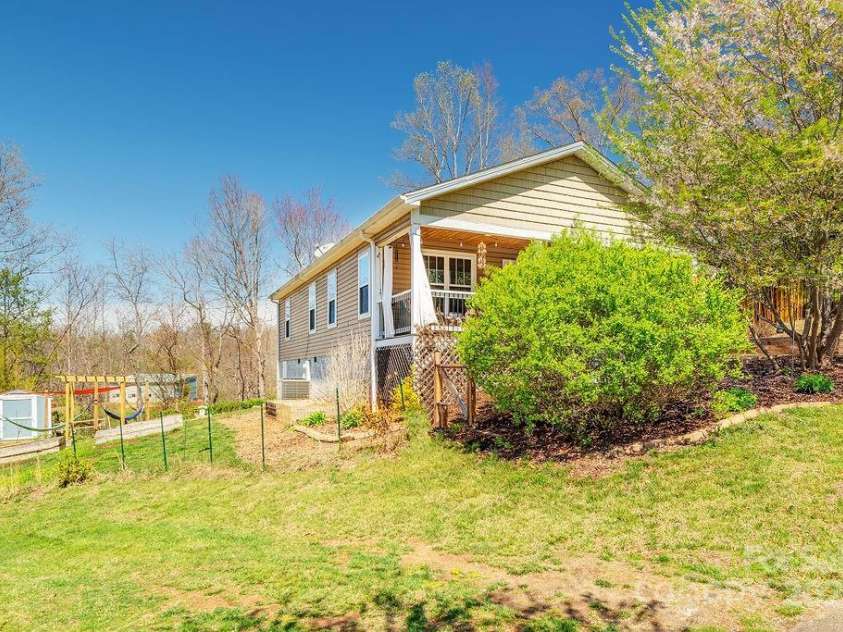29 Herringbone Drive, Asheville, NC 28806.  MLS# CAR4238348, YatesRealty ID 5563. 