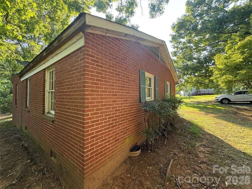 8915 Idlewild Road, Charlotte, NC 28227.  MLS# CAR4430332, YatesRealty ID 55630. 