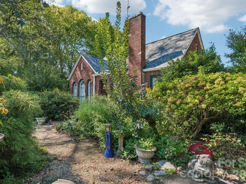 6007 Statesville Road, Charlotte, NC 28269.  MLS# CAR4432976, YatesRealty ID 55631. 