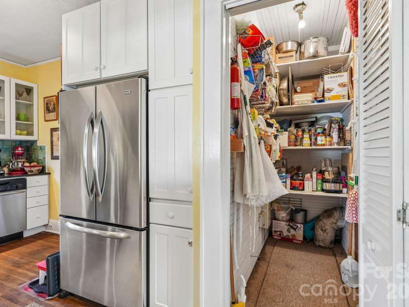 6007 Statesville Road, Charlotte, NC 28269.  MLS# CAR4432976, YatesRealty ID 55631. 