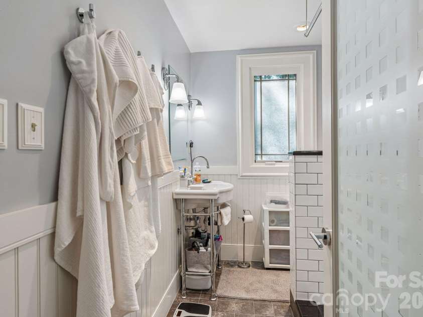 6007 Statesville Road, Charlotte, NC 28269.  MLS# CAR4432976, YatesRealty ID 55631. 