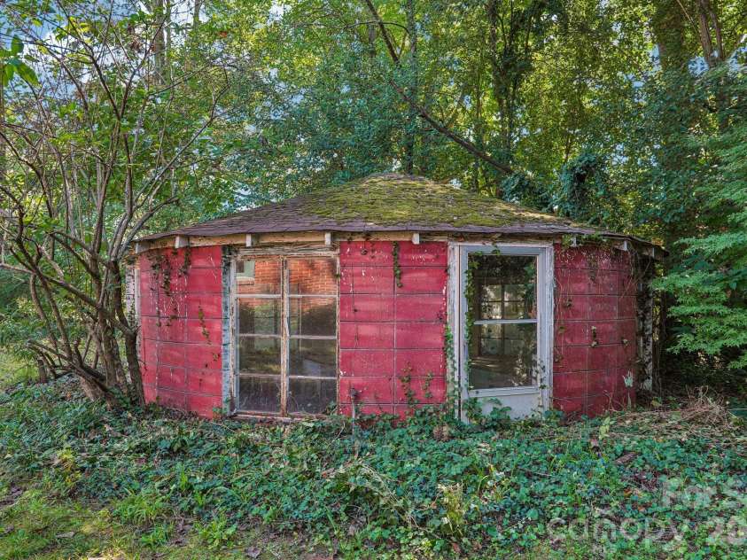6007 Statesville Road, Charlotte, NC 28269.  MLS# CAR4432976, YatesRealty ID 55631. 